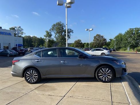 Used 2025 Nissan Altima 2.5 SV FWD image 12