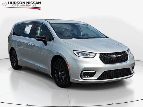 Used 2024 Chrysler Pacifica Touring-L FWD image 1