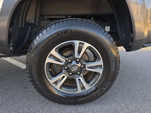 Used 2017 Toyota Tacoma TRD Sport image 35