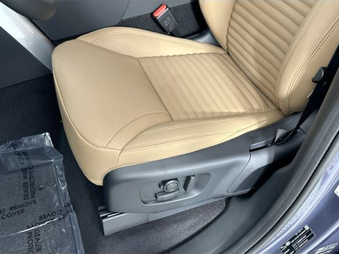 Used 2025 Land Rover Discovery Dynamic SE AWD/4WD image 17