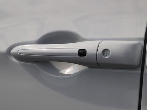 Used 2026 Chrysler Pacifica Select image 10