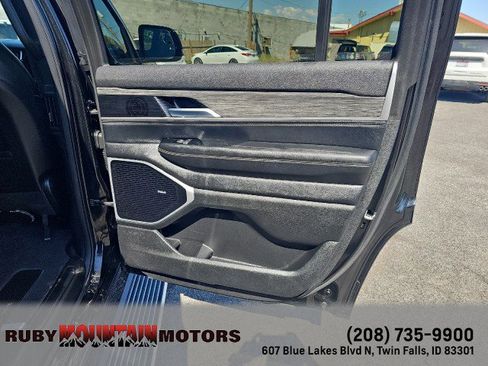 Used 2022 Jeep Wagoneer Series III w/ Premium Group I AWD/4WD image 38