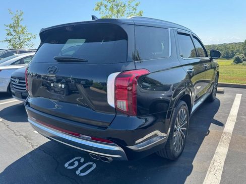 Used 2023 Hyundai Palisade Calligraphy FWD image 2