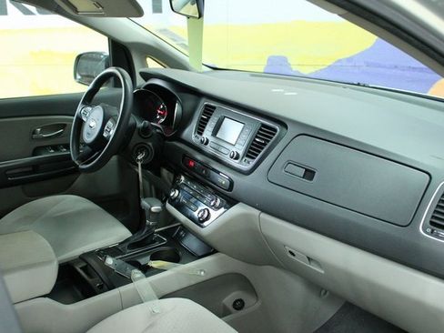 Used 2018 Kia Sedona L image 11