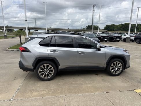 Used 2019 Toyota RAV4 XLE Premium FWD image 10