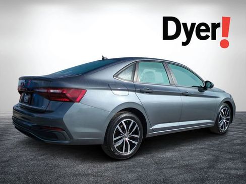 Used 2025 Volkswagen Jetta SE image 3