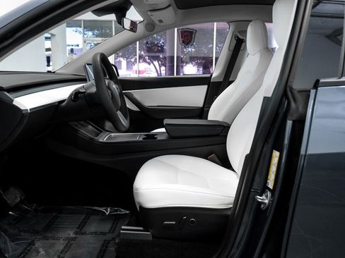 Used 2021 Tesla Model Y Long Range image 4