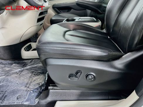 Used 2023 Chrysler Pacifica Touring-L FWD image 27