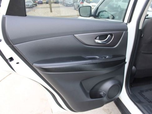 Used 2016 Nissan Rogue SV image 24