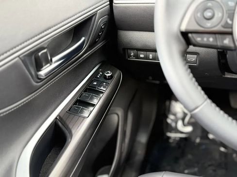 Used 2024 Toyota Venza XLE image 23
