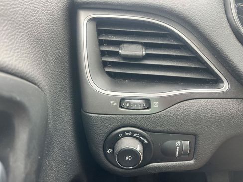 Used 2019 Jeep Cherokee Latitude w/ Cold Weather Group FWD image 22