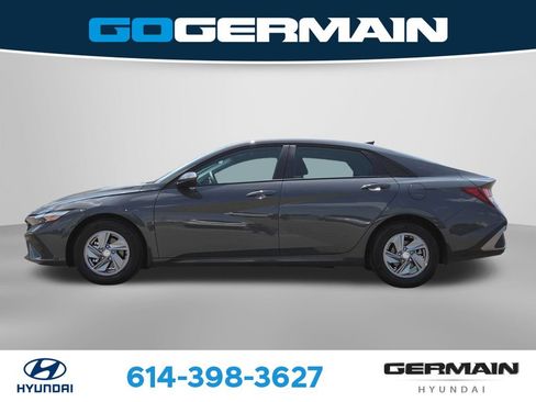 Used 2025 Hyundai Elantra SE FWD image 12