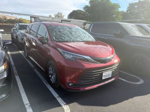 Used 2025 Toyota Sienna XLE w/ XLE Plus Package FWD image 1