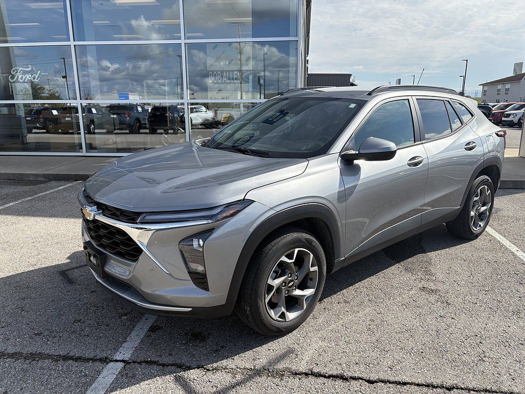 Used 2025 Chevrolet Trax LT FWD image 3