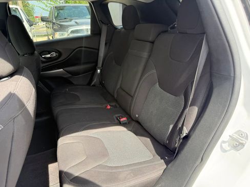 Used 2019 Jeep Cherokee Latitude w/ Popular Appearance Group FWD image 14