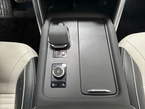 Used 2023 Land Rover Discovery HSE R-Dynamic AWD/4WD image 22