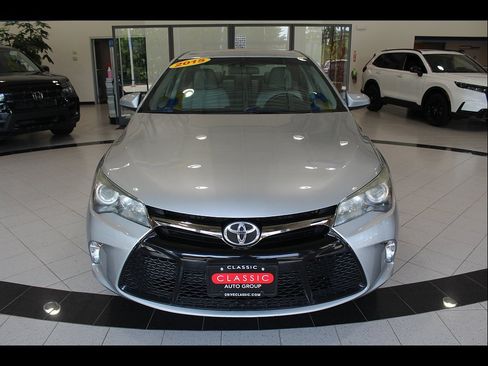 Used 2015 Toyota Camry SE FWD image 2
