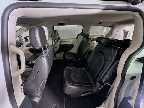 Used 2024 Chrysler Pacifica Touring-L image 27