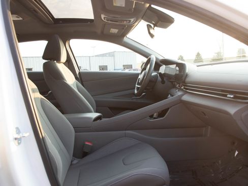 Used 2025 Hyundai Elantra SEL FWD image 11