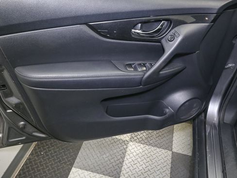 Used 2017 Nissan Rogue SV w/ SV Premium Package AWD/4WD image 38