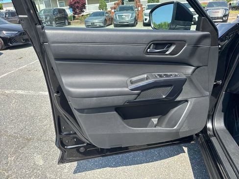 Used 2024 Nissan Pathfinder S image 22