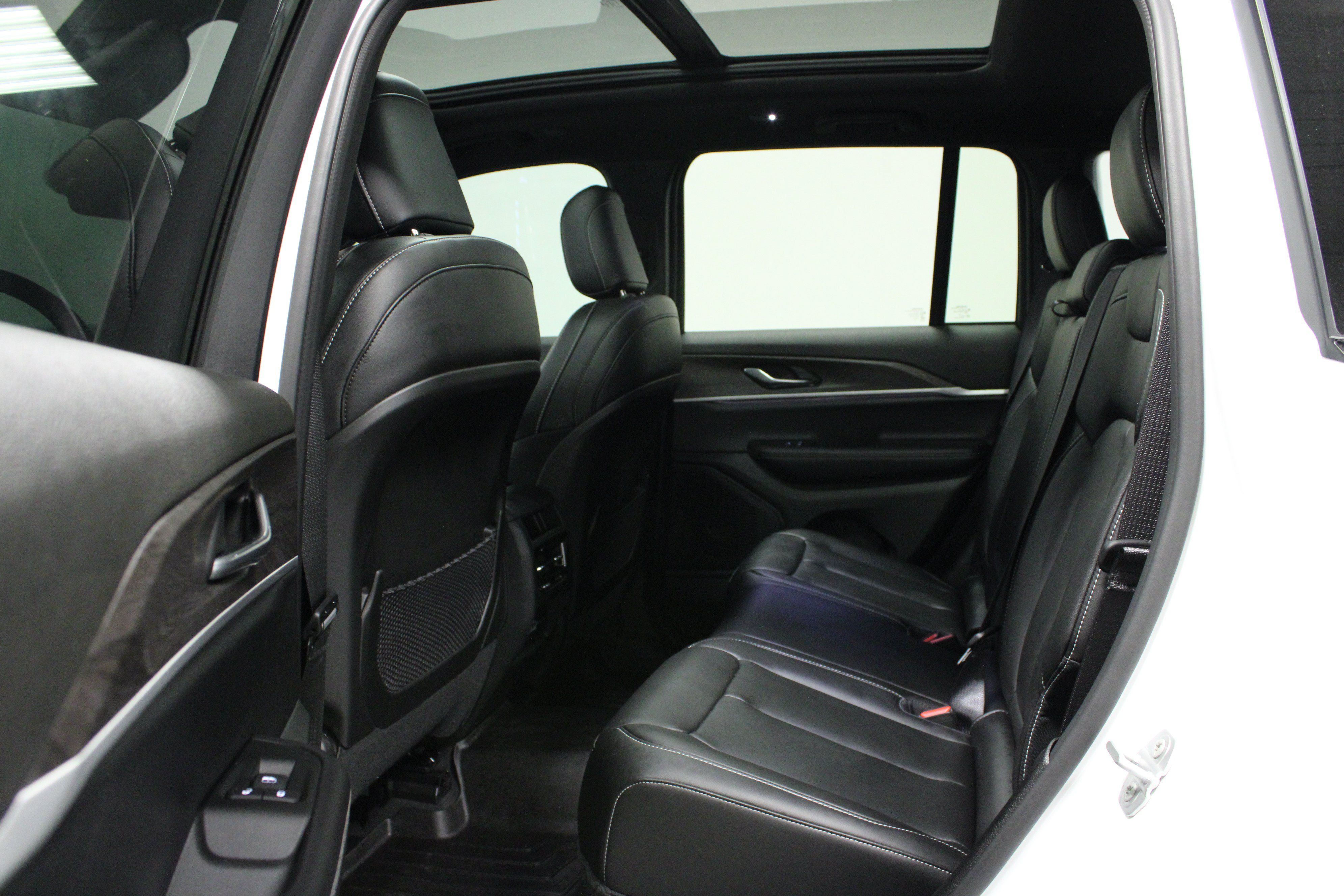 Used 2025 Jeep Grand Cherokee Limited w/ Black Appearance Package AWD/4WD image 13