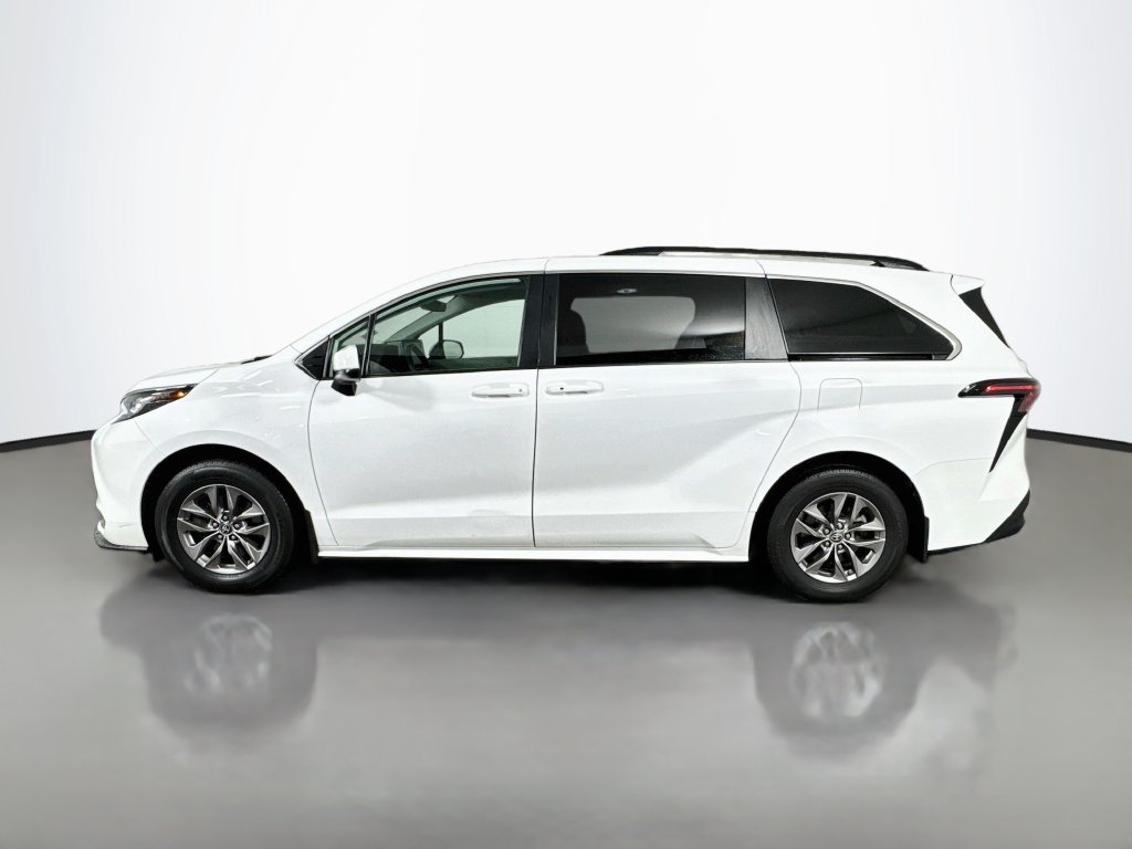 Used 2023 Toyota Sienna LE FWD image 3