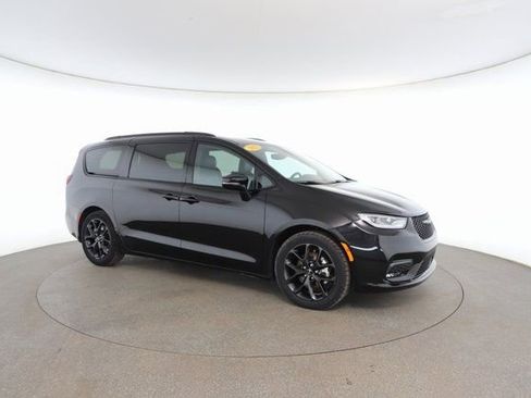 Used 2025 Chrysler Pacifica Limited image 25