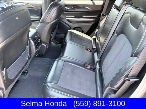 Used 2025 Jeep Grand Cherokee Altitude AWD/4WD image 7