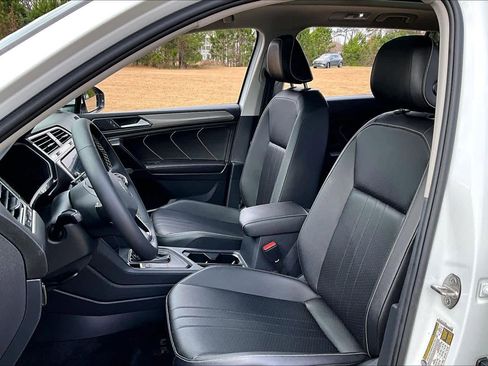 Used 2023 Volkswagen Tiguan SE w/ Panoramic Sunroof Package image 7