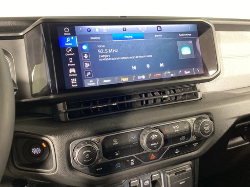 Used 2025 Jeep Wrangler Willys image 27