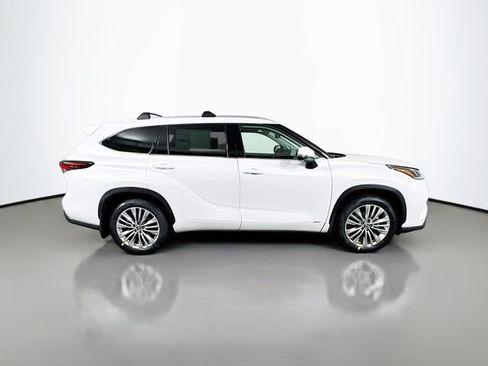 New 2026 Toyota Highlander Platinum image 9