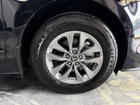 Used 2026 Toyota Sienna XLE FWD image 32