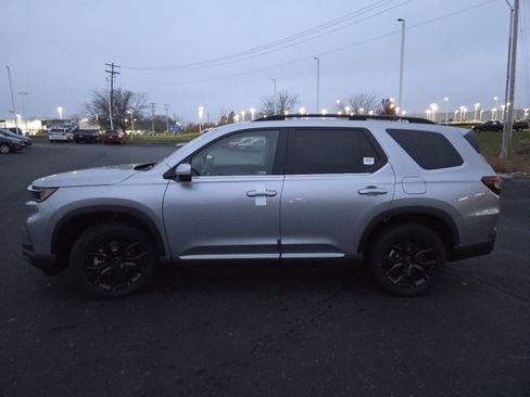 New 2025 Honda Pilot Touring image 17