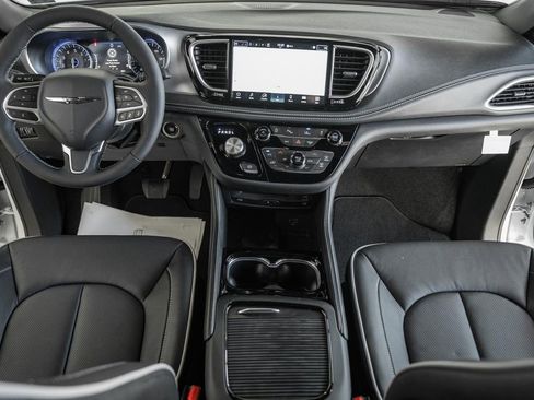 New 2026 Chrysler Pacifica Limited w/ Uconnect Theater Family Group image 20
