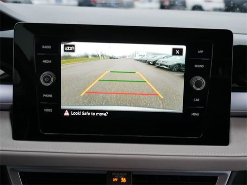 Certified 2025 Volkswagen Taos SE image 35