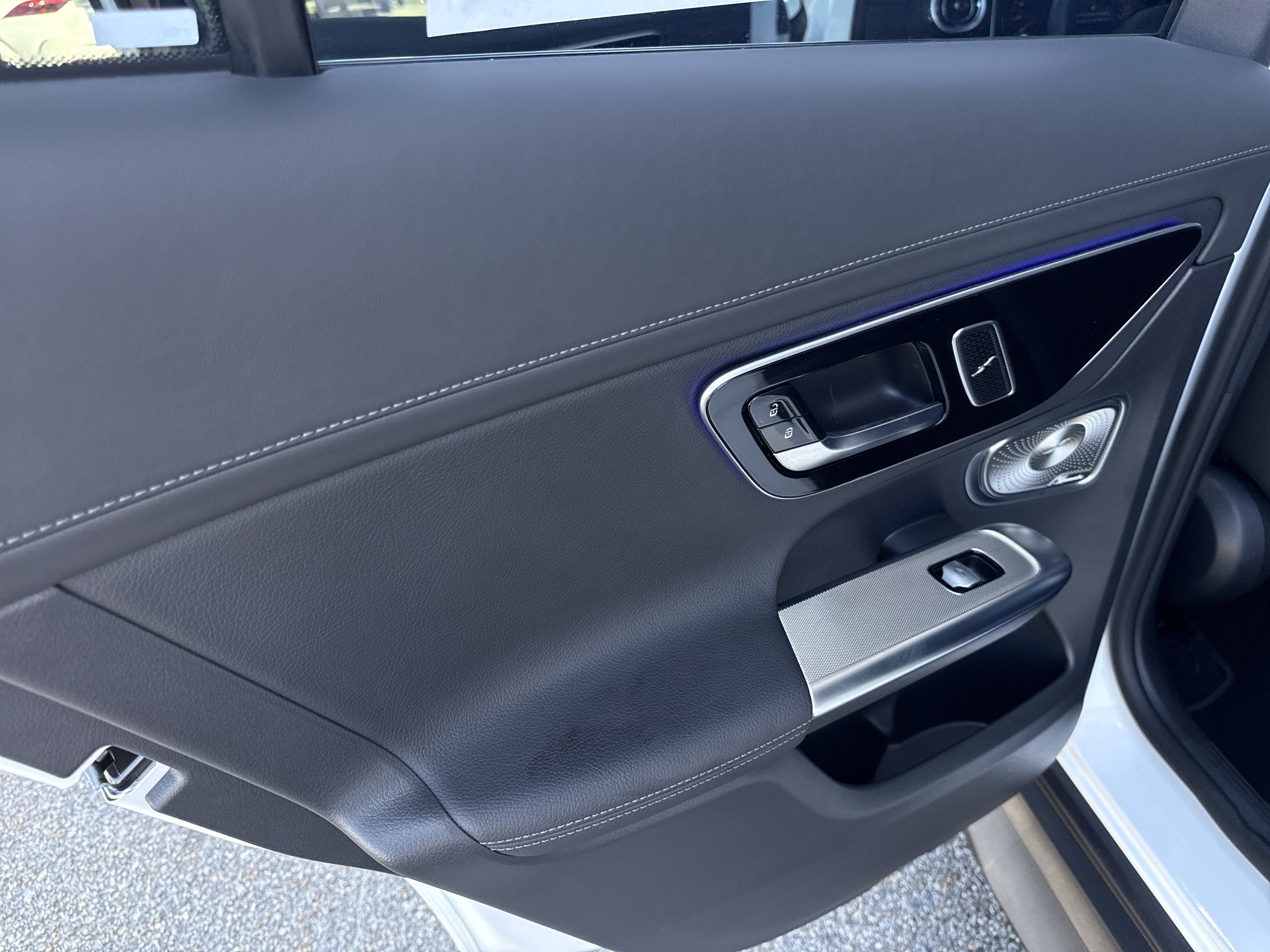 Used 2025 Mercedes-Benz GLC 300 4MATIC image 11