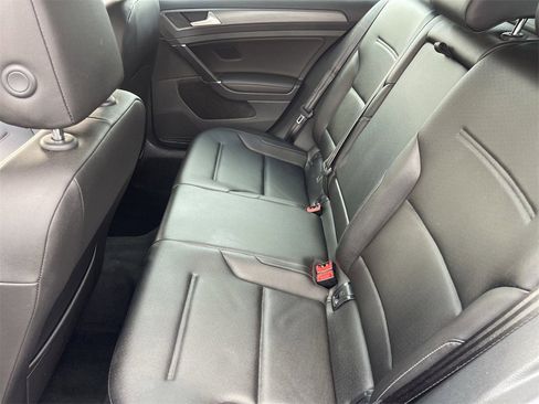 Used 2018 Volkswagen Golf SE image 17