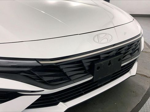 Used 2025 Hyundai Elantra SEL FWD image 32
