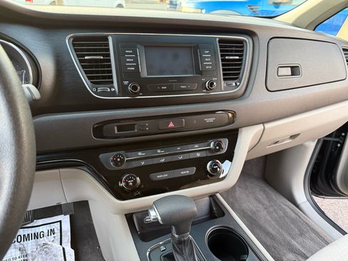 Used 2018 Kia Sedona L image 17