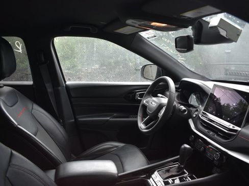 Used 2025 Jeep Compass Trailhawk AWD/4WD image 18