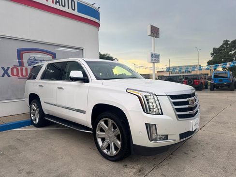 Used 2017 Cadillac Escalade Luxury AWD/4WD image 16
