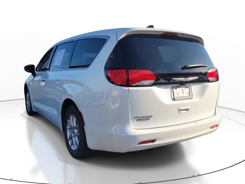 Used 2023 Chrysler Voyager LX FWD image 6