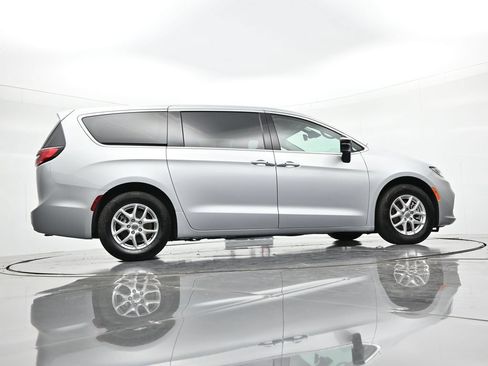 Used 2024 Chrysler Pacifica Touring-L FWD image 23