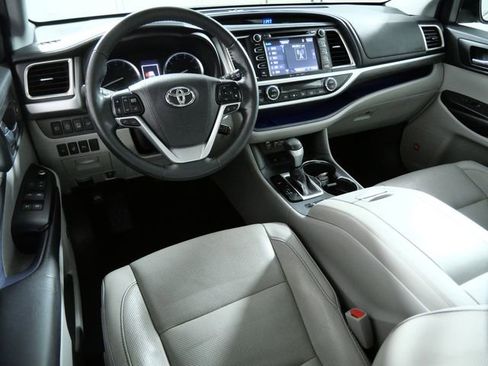 Used 2019 Toyota Highlander Limited Platinum AWD/4WD image 4