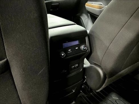 Used 2023 GMC Acadia SLE w/ Driver Convenience Package FWD image 9