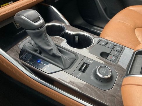 Used 2024 Toyota Highlander Platinum image 25