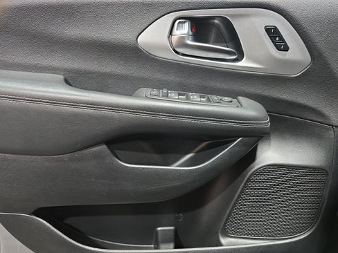 Used 2025 Chrysler Pacifica Limited FWD image 23