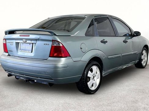 Used 2005 Ford Focus ZX4 Sedan FWD image 2