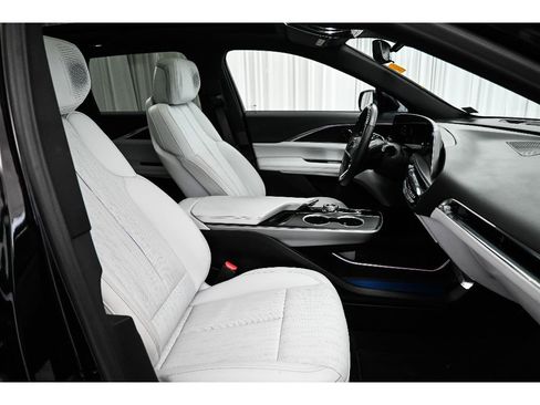 Used 2024 Cadillac Lyriq Luxury RWD image 17